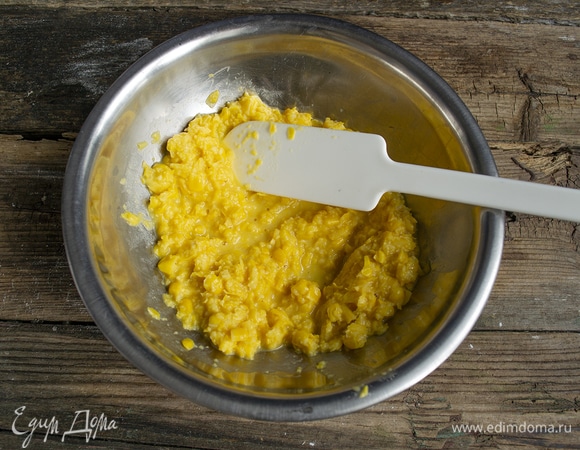 Половину кукурузы вместе с соком измельчаем блендером. До состояния пюре доводить не стоит, только слегка разбить кукурузные зерна.