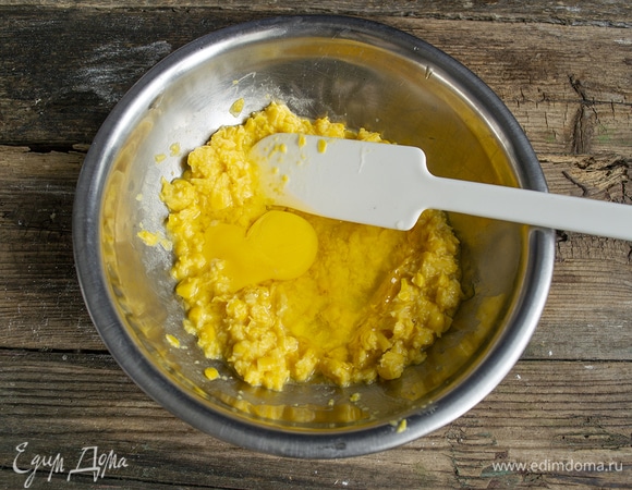 Добавляем к измельченной кукурузе куриное яйцо.