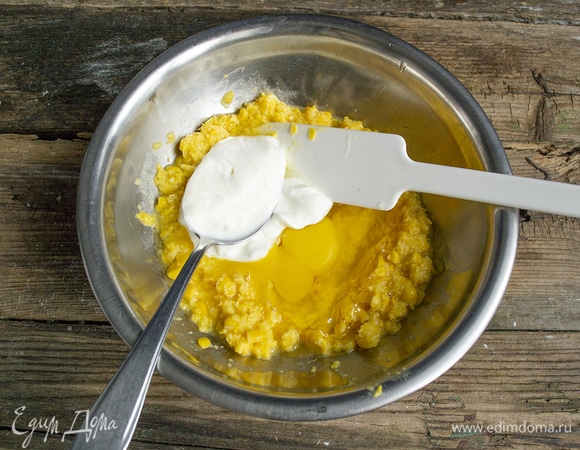 Кладем сметану. Чтобы уменьшить калорийность, можно заменить сметану нежирным йогуртом.