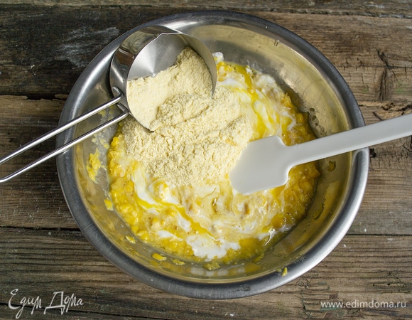 Насыпаем в миску кукурузную муку, по вкусу солим. Если сметана кислая, то добавьте четверть чайной ложки соды.