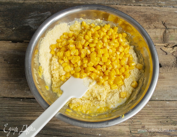 Выкладываем в миску оставшиеся кукурузные зерна.