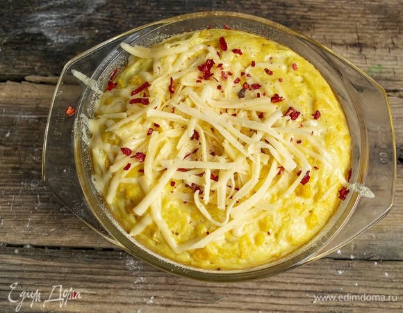 Запекаем 20–25 минут при 170°C, затем посыпаем сыром и паприкой и запекаем до золотистой корочки под грилем еще несколько минут.