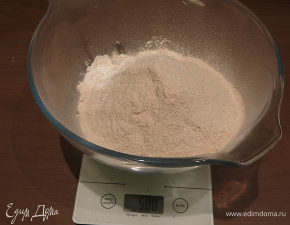Смешиваем два вида муки — пшеничную и амарантовую.