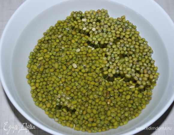 Заранее замочите маш на 2–3 часа.