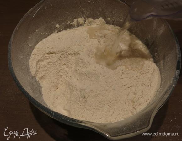 Всыпаем соль и вливаем теплую воду.