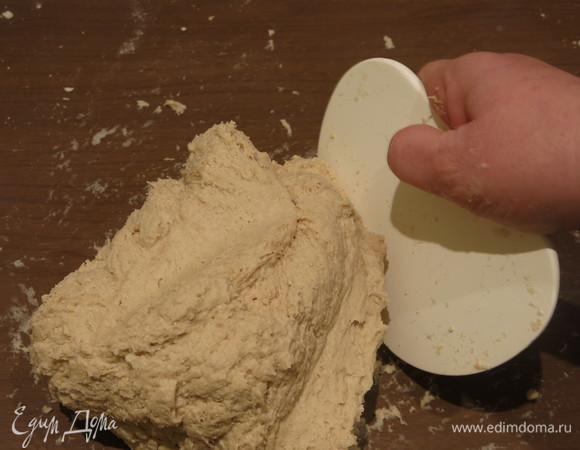 Постепенно формируется липкая масса, муку не добавляем.