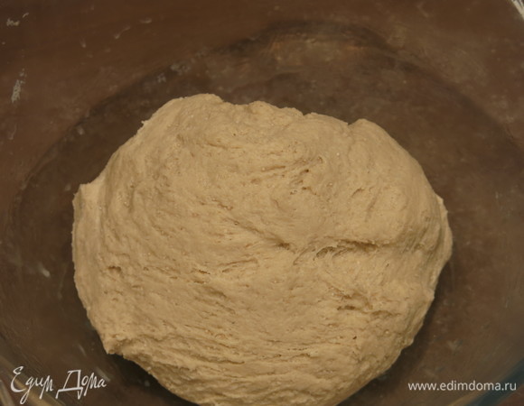 Выкладываем массу на стол, вытягиваем тесто, поднимаем и бросаем его на поверхность. Повторяем операцию, тесто насыщается кислородом.