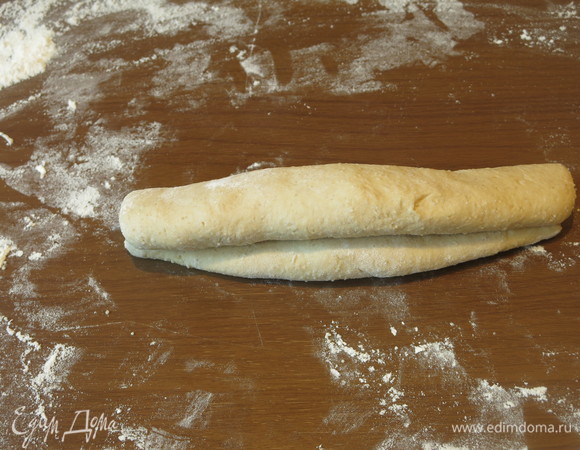 Складываем края овала к центру. Складываем вдоль, прижимаем.