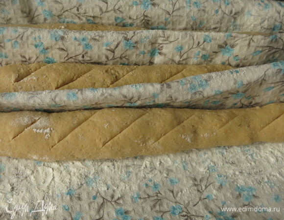 Даем подрасти, на это уйдет около 30–50 минут. Делаем 5–6 надрезов острым ножом.