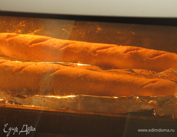 Разогреваем духовку до 250°C, ставим миску с водой. Перед загрузкой хлеба сбрызгиваем стенки духовки. После того, как поставили багеты, и перед тем, как закрыть духовку, еще раз сбрызгиваем стенки. Выпекаем 10–12 минут, через 4 минуты после начала выпекания сбрызгиваем еще раз стенки водой. Так получается хрустящая корочка.