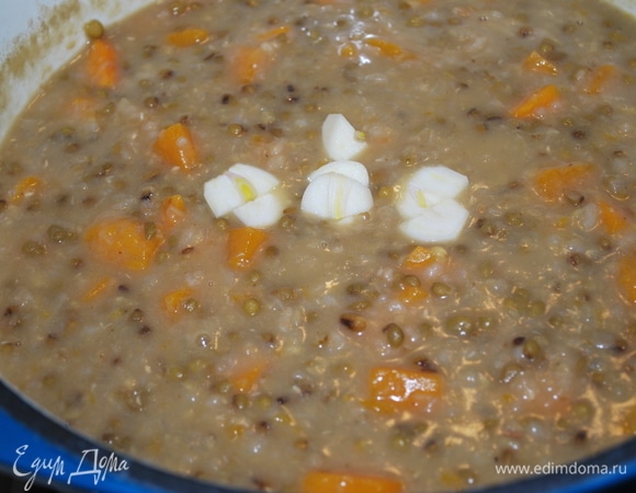 Через 15–20 минут, как маш и тыква станут мягкими, добавьте свежий чеснок.