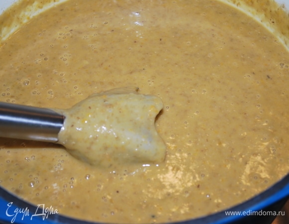 Уберите казан с плиты и измельчите все блендером до однородности (или оставьте небольшие кусочки, как вам нравится). Добавьте сливки (у меня сливки 10 %). Прогрейте суп со сливками на огне, непрерывно помешивая, и отрегулируйте соль и перец.