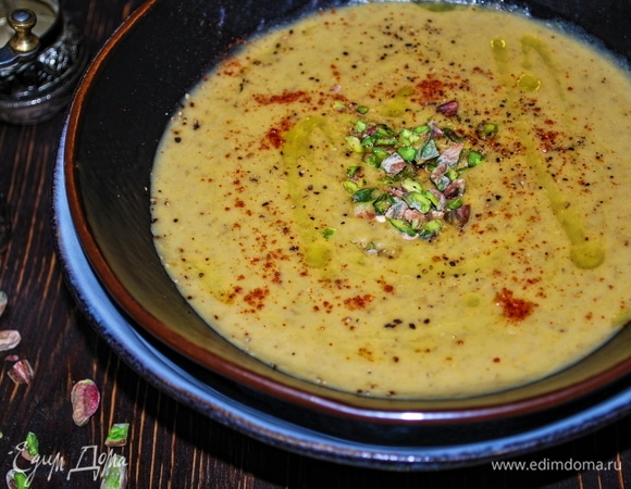 Сразу подавайте к столу, сверху посыпьте порубленными и обжаренными фисташками. Приятного аппетита.