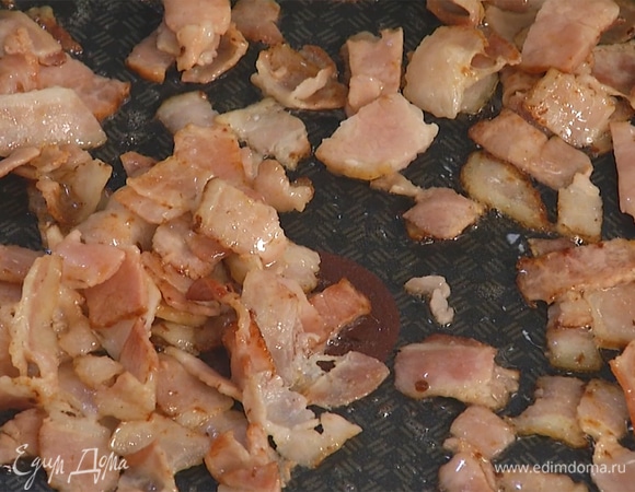 Копченую ветчину нарезать полосками. Разогреть сковороду с растительным маслом, обжарить ветчину до золотистого цвета.