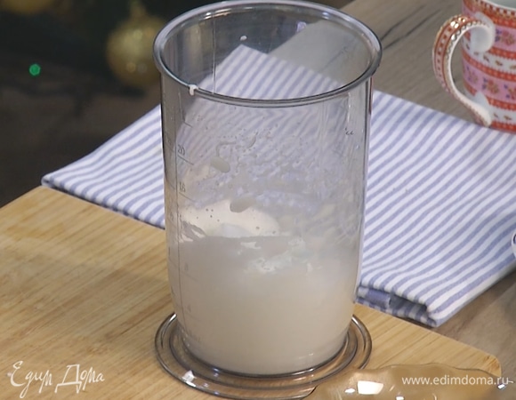 В отдельной емкости взбить яичный белок до состояния воздушной пены.  