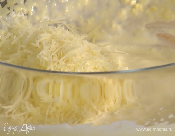 К тесту вмешать взбитый белок и тертый сыр.