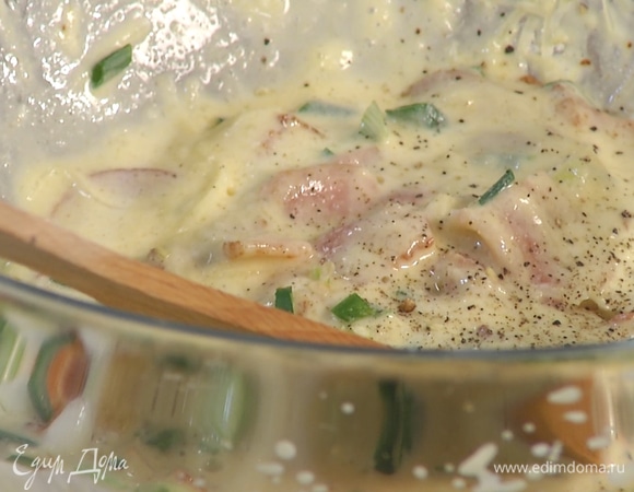 Мелко нарезать зеленый лук и перец чили, добавить в смесь вместе с жареной ветчиной. Посолить, поперчить, перемешать.