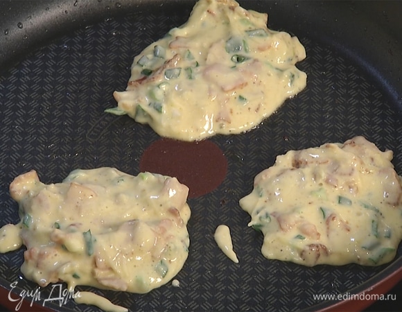 Пожарить оладьи до готовности с двух сторон.