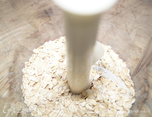 Овсяные хлопья измельчите в блендере.