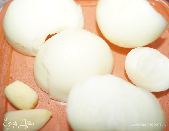 Очистите лук, чеснок.