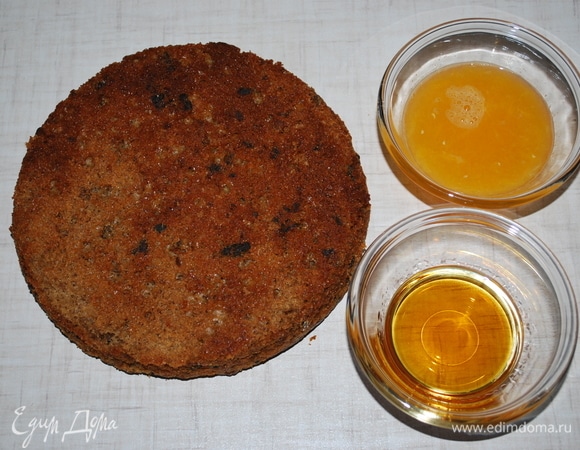 Готовым кексам дайте полностью остыть и пропитайте их пропиткой.