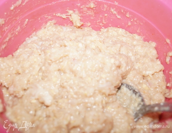 Хорошенько отбейте фарш, наполните кислородом.