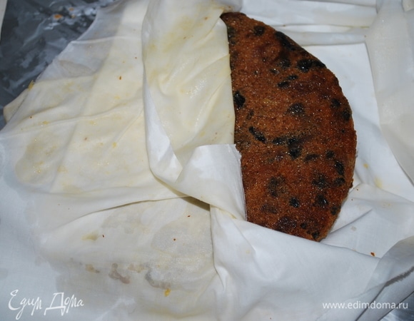 Марлю или тонкую белую ткань хорошо смочите пропиткой из свежевыжатого апельсинового сока и коньяка. Заверните в нее кекс.