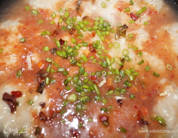 Мокрыми руками выложите сформованные котлеты на дно мультиварки, добавьте кетчуп, воду, специи, зелень, сушеные овощи.