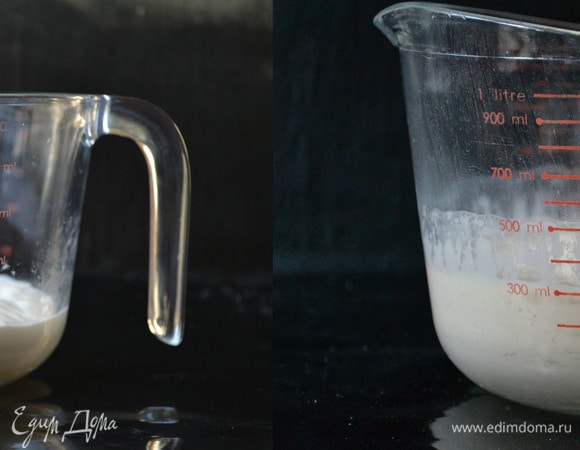 Готовим пулиш. Дрожжи распустить в воде, добавить муку. Все размешать до однородности. Оставить при комнатной температуре на 12–16 часов. Готовая опара должна увеличиться в объеме и покрыться мелкими пузырями.