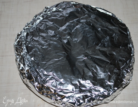 Затем кекс с марлей оберните фольгой и уберите в холодное место на 2–4 недели выстаиваться. Время от времени проверяйте марлю: если она высохла, снова ее смочите коньяком с апельсиновым соком.