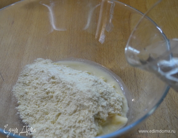 Готовим основное тесто. Кукурузную муку залить водой и оставить для набухания на 15 минут. Затем добавить пулиш, остальные ингредиенты. Соль ввести в конце замеса. Замес — в хлебопечке в течение 10 минут.