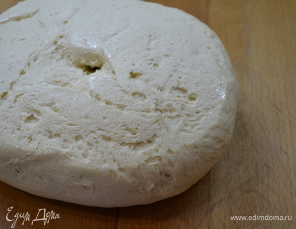 По окончании тесто выложить на стол.