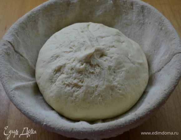 Затем тесто окончательно подвернуть в плотный шар и перенести в расстоечную корзину швом вверх. Окончательная расстойка — в течение 60 минут.