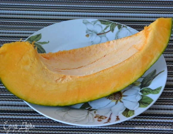 Отрежем небольшой кусок тыквы.