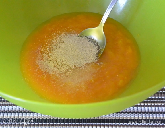 Добавим соль, сахар, дрожжи, растительное масло.