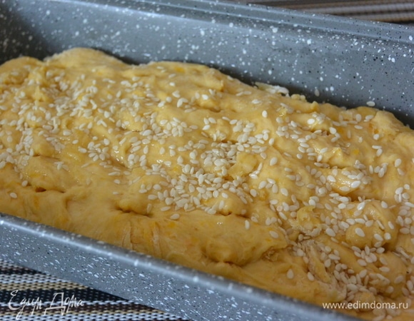 Положить в смазанную форму и обильно посыпать кунжутом. Оставить еще на час. Выпекать в духовке при средней температуре 1 час.