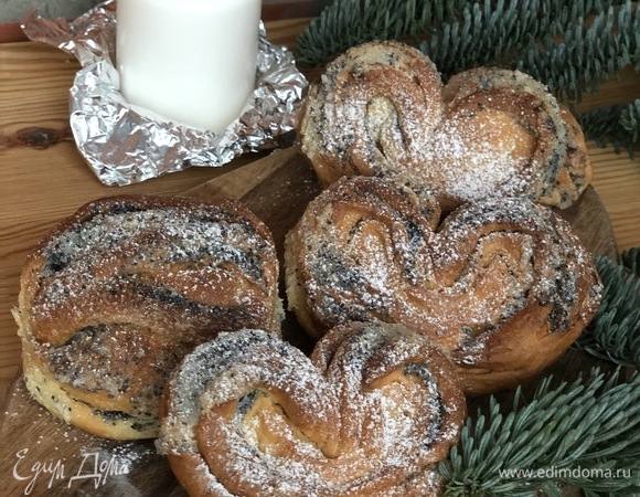 Готовые остывшие булочки посыпать сахарной пудрой.