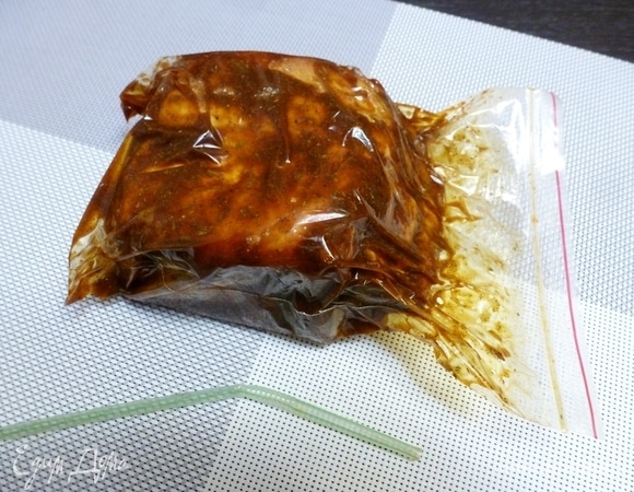 Обмазываем мясо маринадом. Можно дать полежать немного, переворачивая его периодически. Потом я кладу его в пакет с замком, выливаю маринад туда же и коктейльной трубочкой стараюсь высосать весь воздух, ну по крайней мере почти весь. В пакете образовывается что-то типа вакуума. Если есть вакуумизатор, то это прекрасно! Если ничего нет, то можно положить в обычный пакет и плотно завязать его. Мясо просто будет подольше мариноваться. Отправить пакет в холодильник и время от времени пакет встряхнуть или перевернуть.