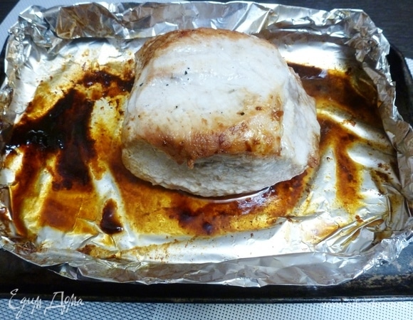 Мясо запеклось. При прокалывании из него должен вытекать прозрачный сок.