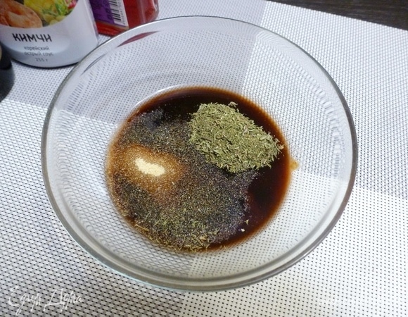Пока мясо запекается приготовить маринад из указанных специй. Можно добавить или убрать что-то по своему вкусу.