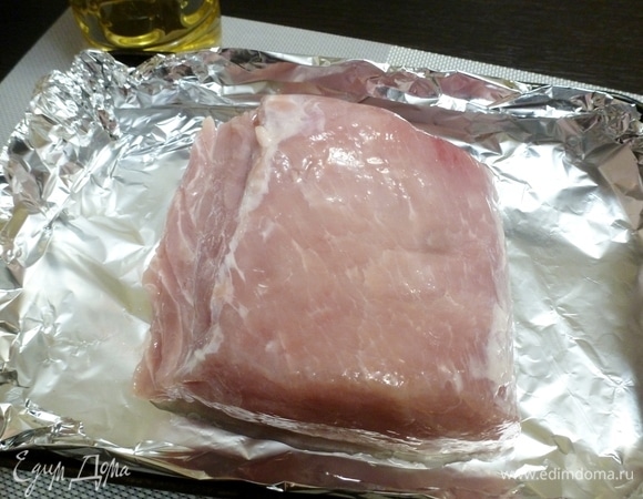 Мясо помыть, обсушить, срезать жир. Подойдет кусок весом от 1 кг до 1,5 кг. Полить мясо растительным маслом. На противень положить фольгу, сделав бортики для удобства. Разогреть духовку до 250°C и поставить в неё противень с мясом на 15 минут. Затем убавить температуру до 180°C и запекать мясо еще 30–40 минут (зависит от веса).