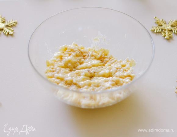 Бананы разомните (обязательно вилкой) до густой кашицы.