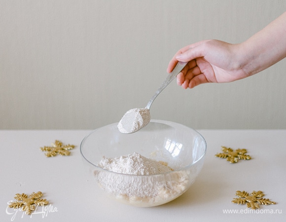 Добавьте 6 ст. л. муки с горкой и 1 ч. л. соды.