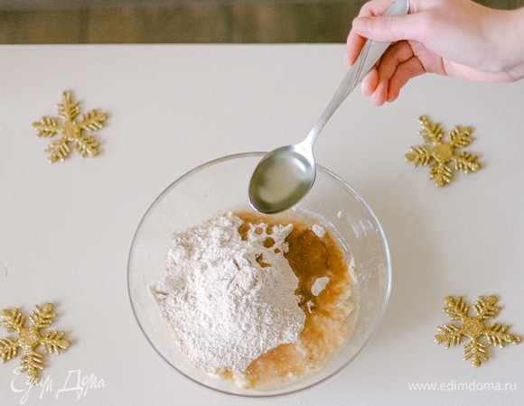 Влейте 5 ст. л. растительного масла. Если бананы недостаточно сладкие, на этом этапе можете добавить 2–3 ст. л. сахара. Хорошо все перемешайте.