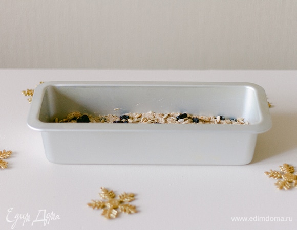 Форму смажьте и равномерно распределите тесто. Выпекайте при 180°C 40–50 минут.