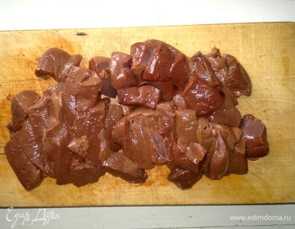 Куриную печень промыть под проточной водой, обсушить бумажным полотенцем. Нарезать печень на небольшие кусочки.