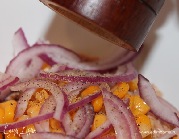 Солим и перчим по вкусу. Тунец консервированный лично мне показался достаточно соленым, но присутствие кукурузы давало сладкий вкус. Маленькая щепотка соли не помешает.