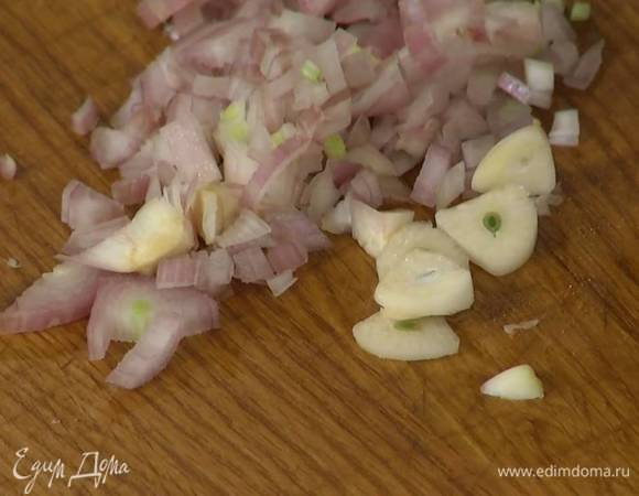 Чеснок почистить и нарезать пластинками.