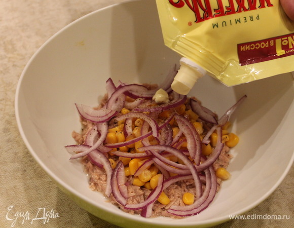 Добавляем главный ингредиент — майонез ТМ «МахеевЪ», сделанный по ГОСТу. Тщательно перемешиваем.