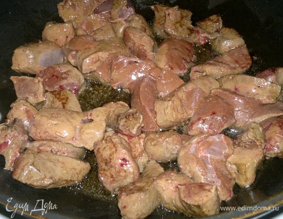 В сковороде разогреть растительное масло. Выложить печень в сковороду и обжаривать на сильном огне, помешивая, до румяной корочки, 5–7 минут.